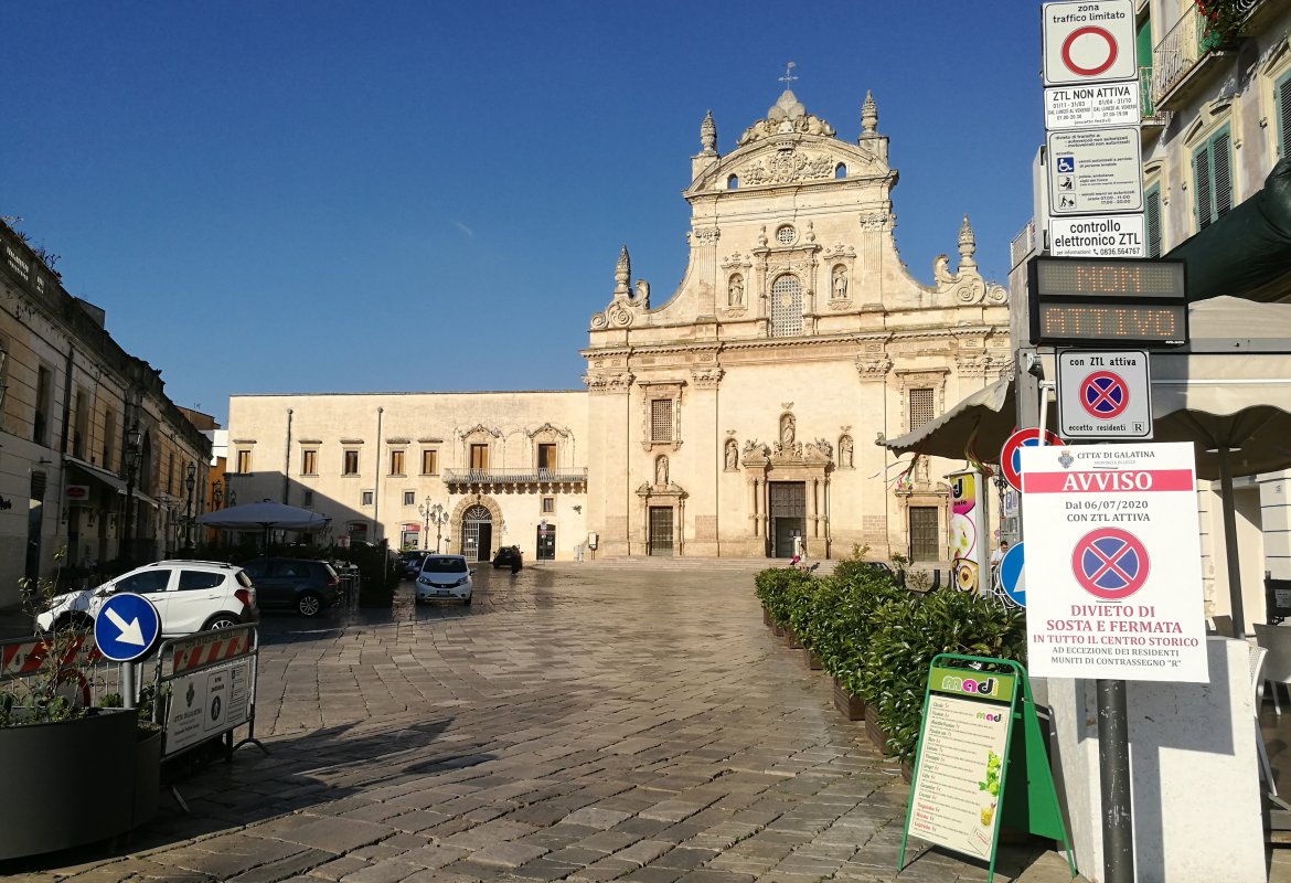 L'economia cittadina langue e i galatinesi preferiscono discutere di Circolo Athena e post su facebook