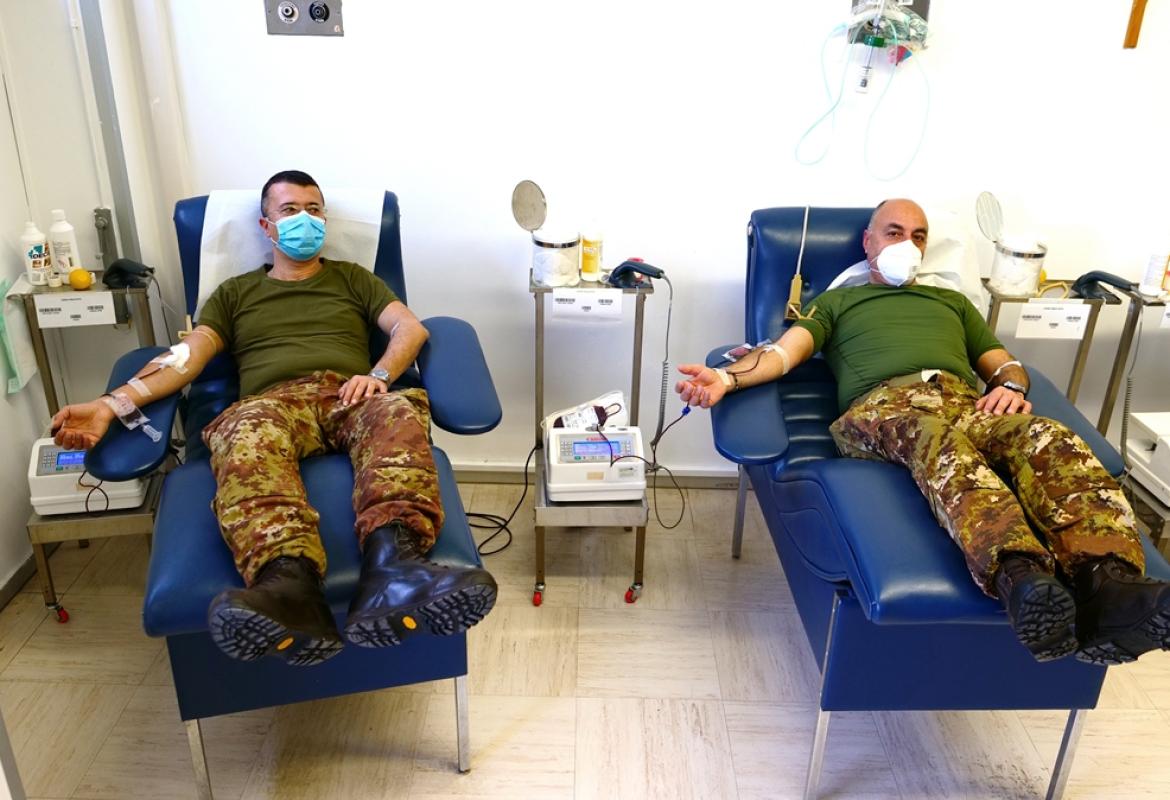 Gli uomini del reggimento Cavalleggeri di Lodi (15°) di Lecce donano il sangue al 'Fazzi'