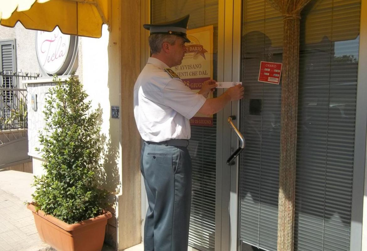 Chiusura temporanea per quattro negozi che non avevano emesso gli scontrini fiscali