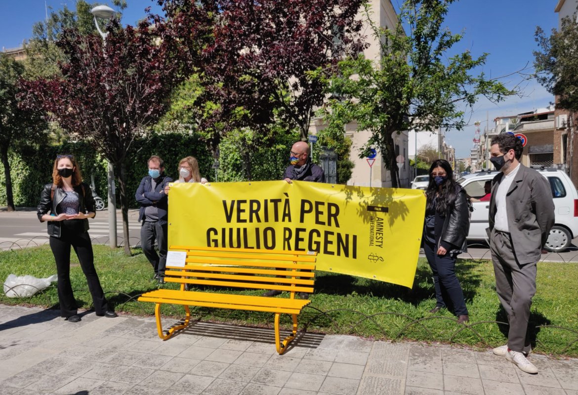 A Lecce una panchina gialla per Giulio Regeni