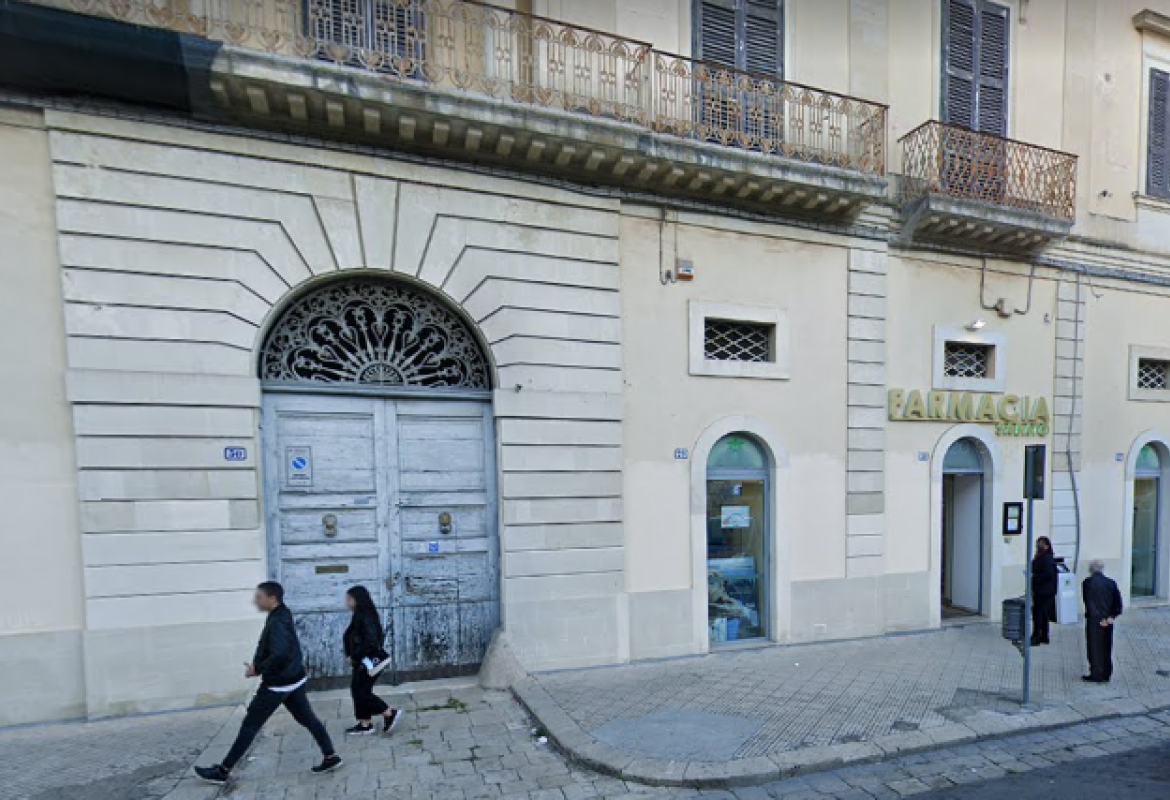 Una pensilina in piazza Alighieri