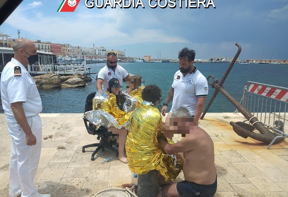 La barca affonda, famiglia di Matino salvata dalla Guardia Costiera di Gallipoli