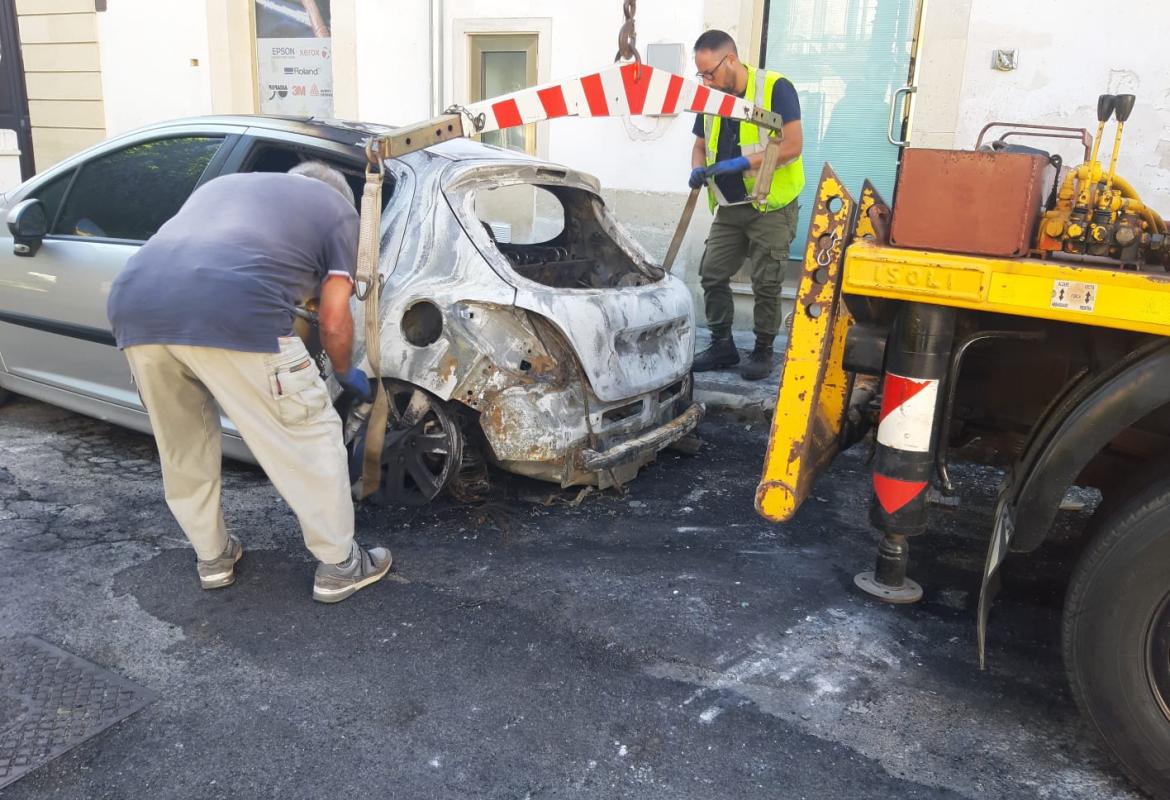 In piazza Lillo quattro auto in fiamme nella notte