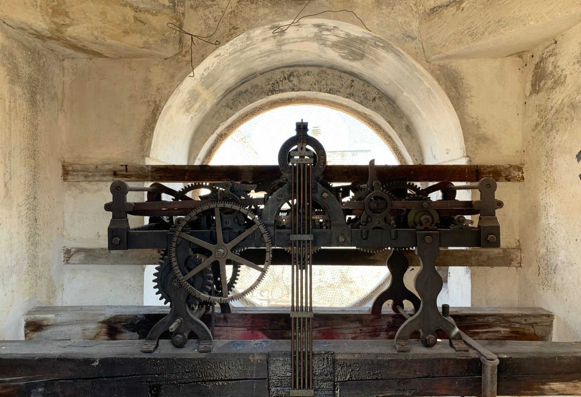 "L'orologio è al suo posto ed è in via di restauro"