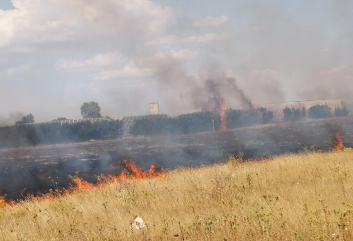 Vasto incendio nella zona industriale Galatina-Soleto e nei pressi dell'aeroporto
