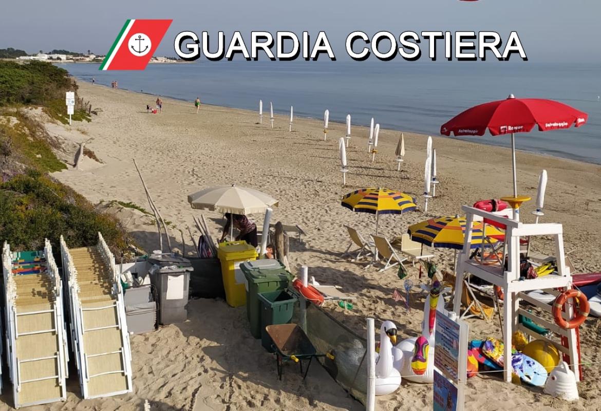 La Guardia Costiera 'libera' le spiagge salentine dagli ombrelloni abusivi