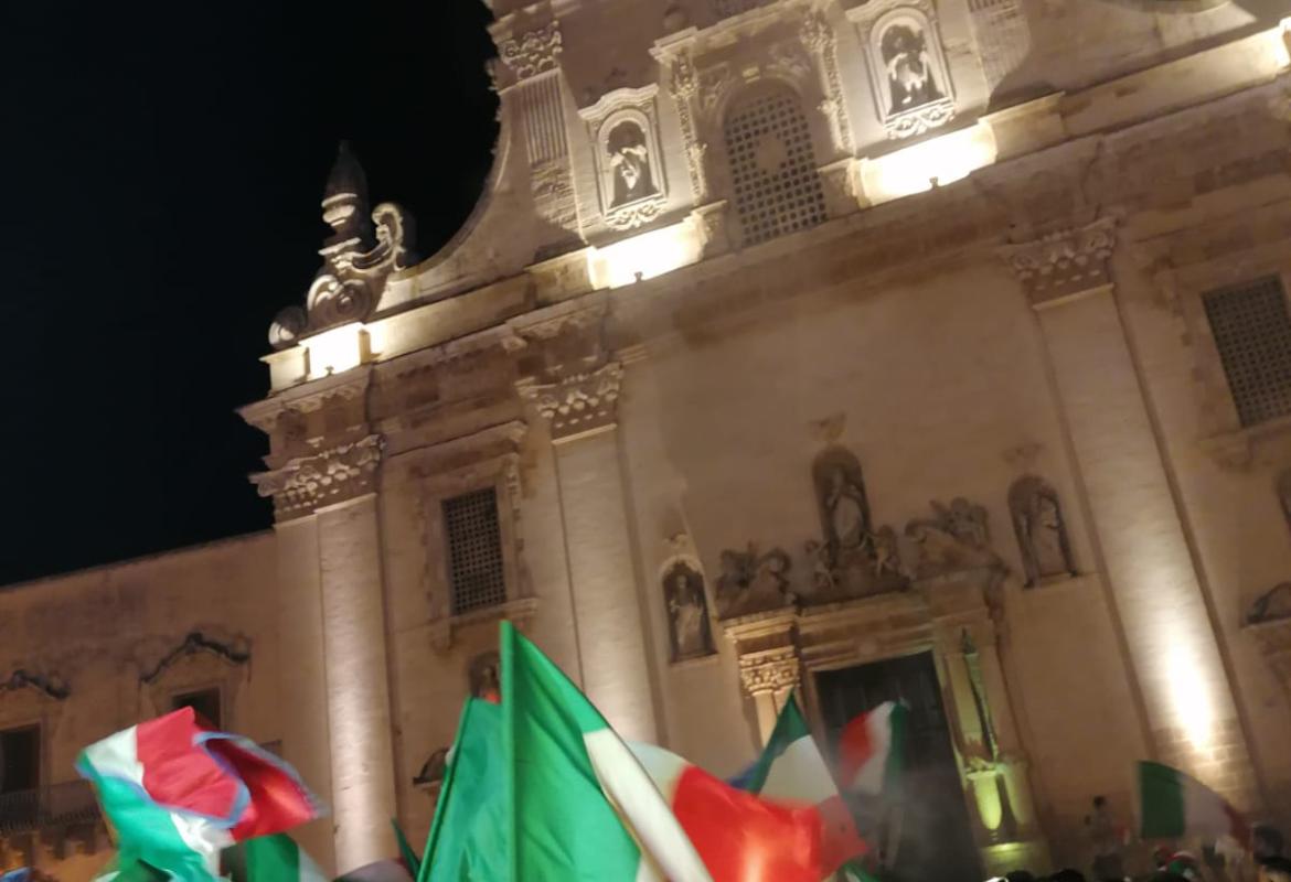 Sul tetto d’Europa, nel cuore degli italiani: anche la piazza di Galatina è tricolore