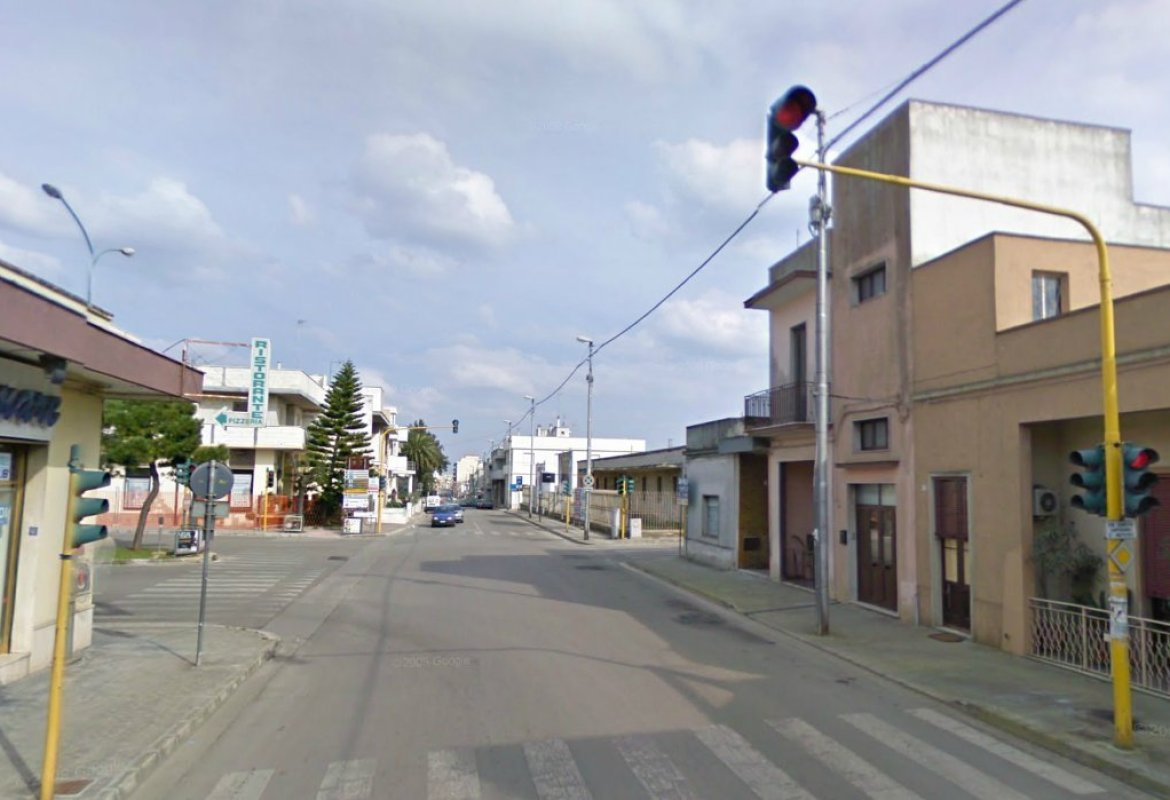 Auto contro veranda in via Gallipoli. Incidenti a ripetizione lungo l'arteria 