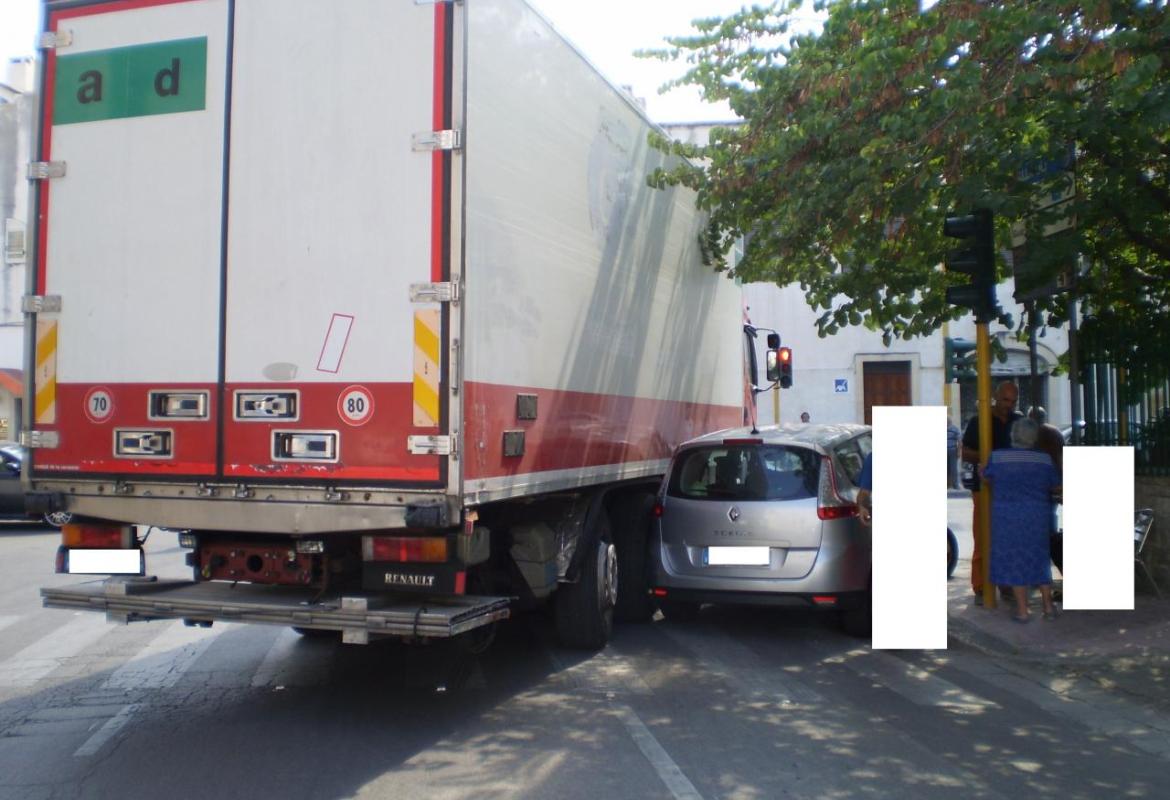 Paura al semaforo di corso Porta Luce, impatto fra auto e camion. Una signora incinta esce indenne dall'incidente