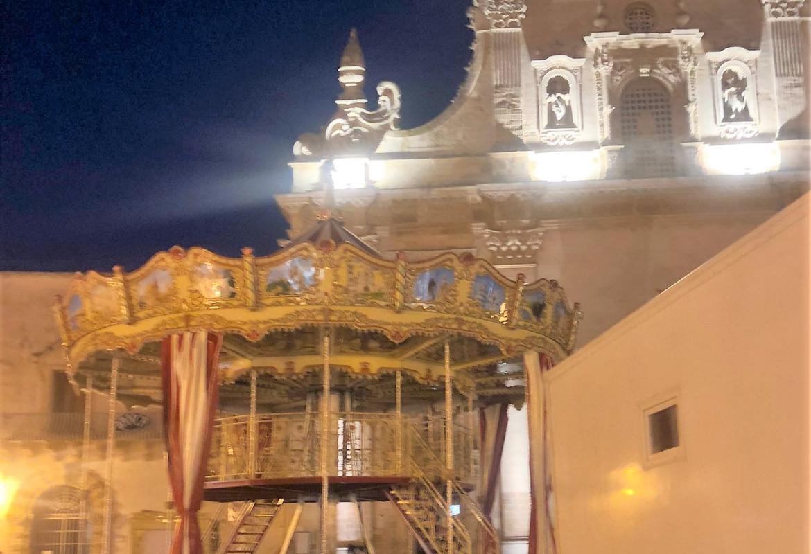 Meravigliosa. A Galatina la giostra a cavalli come nelle più belle piazze del mondo