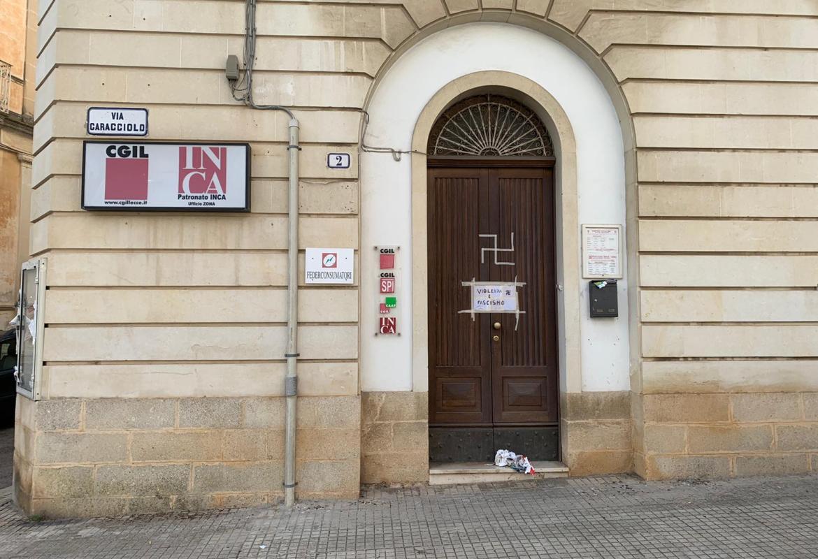Ha confessato l'autore della svastica sulla porta della Cgil di Galatina