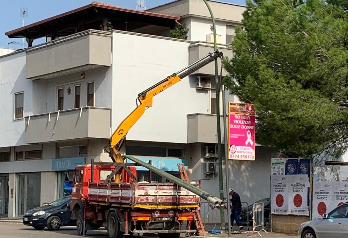 Iniziata la sostituzione dei pali della pubblica illuminazione di viale Santa Caterina Novella