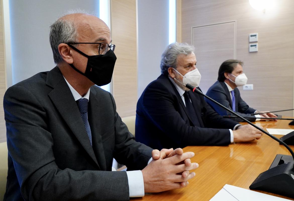 Lopalco: "Sono stanco lascio il posto di assessore". Emiliano: "Cerca di recuperare le forze e torna in Giunta"