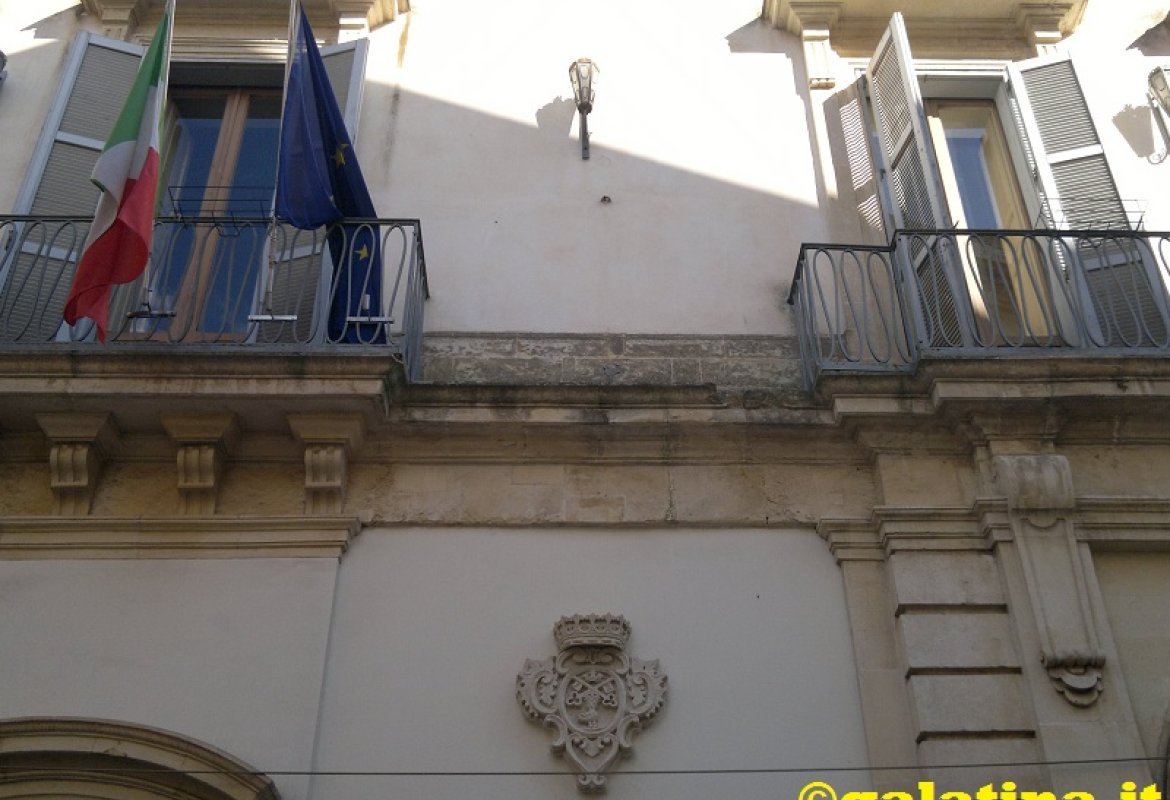 "Il padre non riesce a portare il figlio a scuola e il bimbo resta a casa". Verrà accompagnato con l'auto dei Servizi Sociali di Galatina?