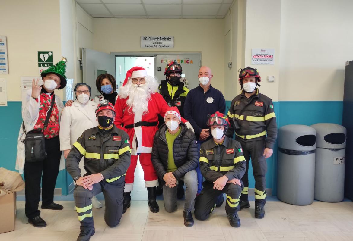 Babbo Natale arriva sul tetto di Pediatria del Fazzi