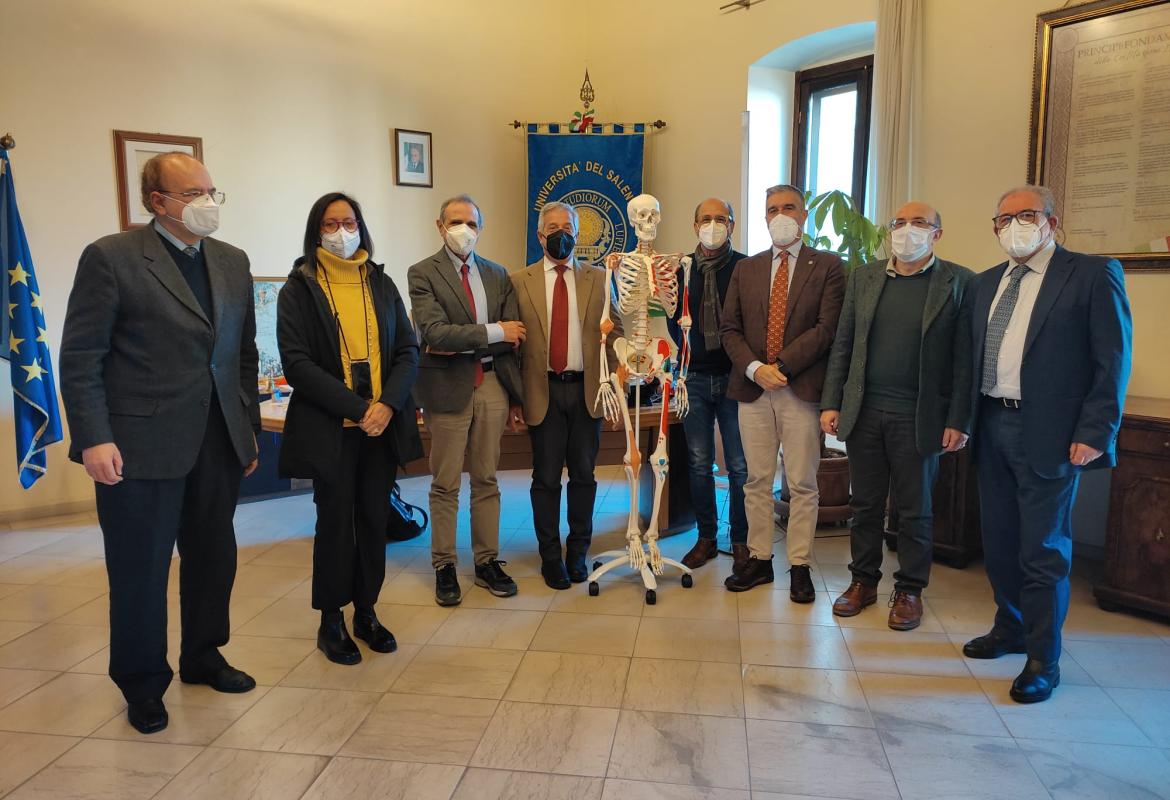 Il modello di uno scheletro umano dai Medici leccesi ai futuri colleghi di Unisalento