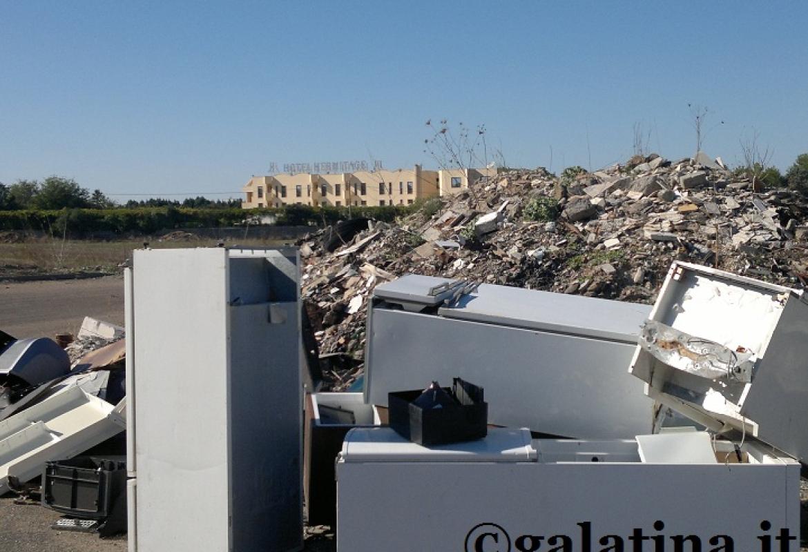 Multa di tremila euro per chi abbandona un frigorifero in campagna