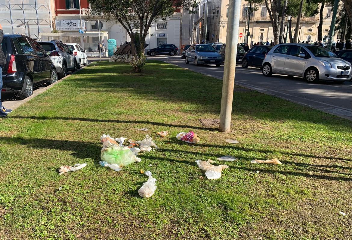 Sporcaccioni in pieno centro di Galatina. Sono stati inquadrati dalle videocamere comunali?