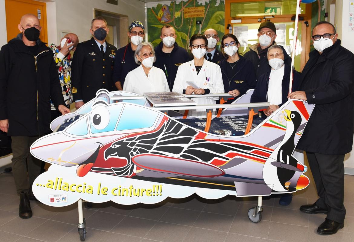 Gli uomini dell'Aeroporto di Galatina donano una ludobarella all'Oncologico pediatrico del Fazzi