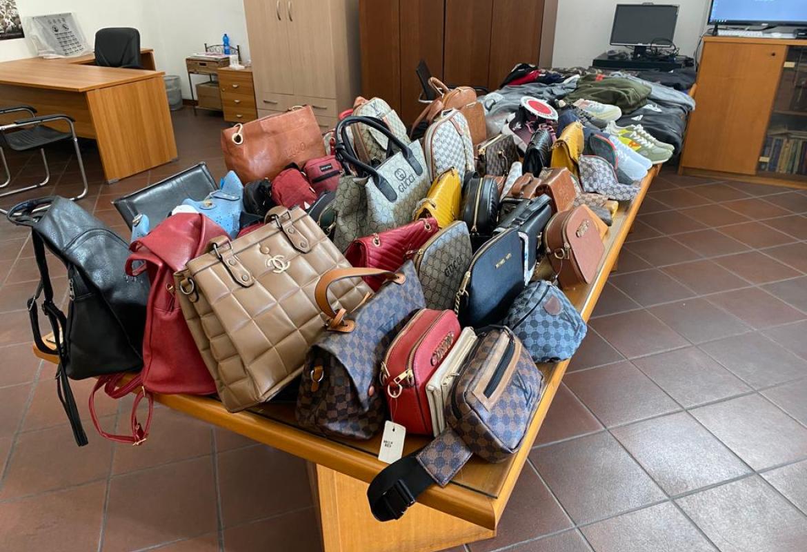 La Polizia Municipale di Galatina durante il mercato del giovedì sequestra 96 capi ed accessori contraffatti 