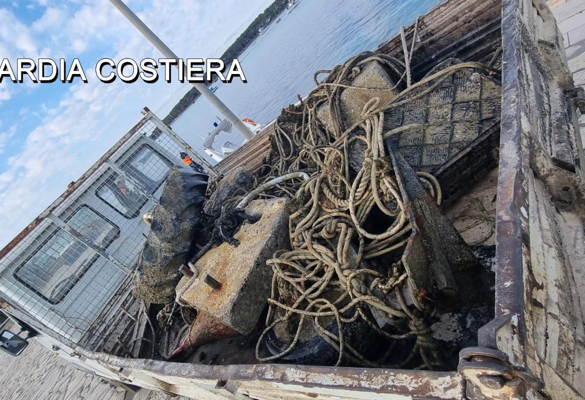 Ormeggi abusivi a Porto Cesareo, rimossi 50 corpi morti e 4 relitti