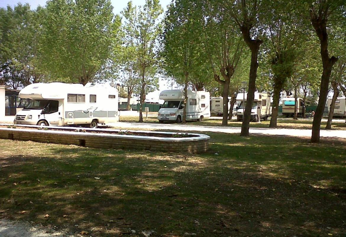 Area di sosta per i camper nel bosco di Rauccio, Lecce premiata dai produttori di caravan