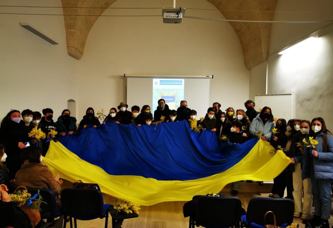 A Galatina un flash mob in solidarietà alle donne e al popolo ucraino martoriato dalla guerra