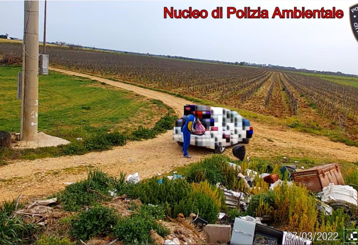 La Polizia Locale di Galatina fotografa e sanziona gli sporcaccioni