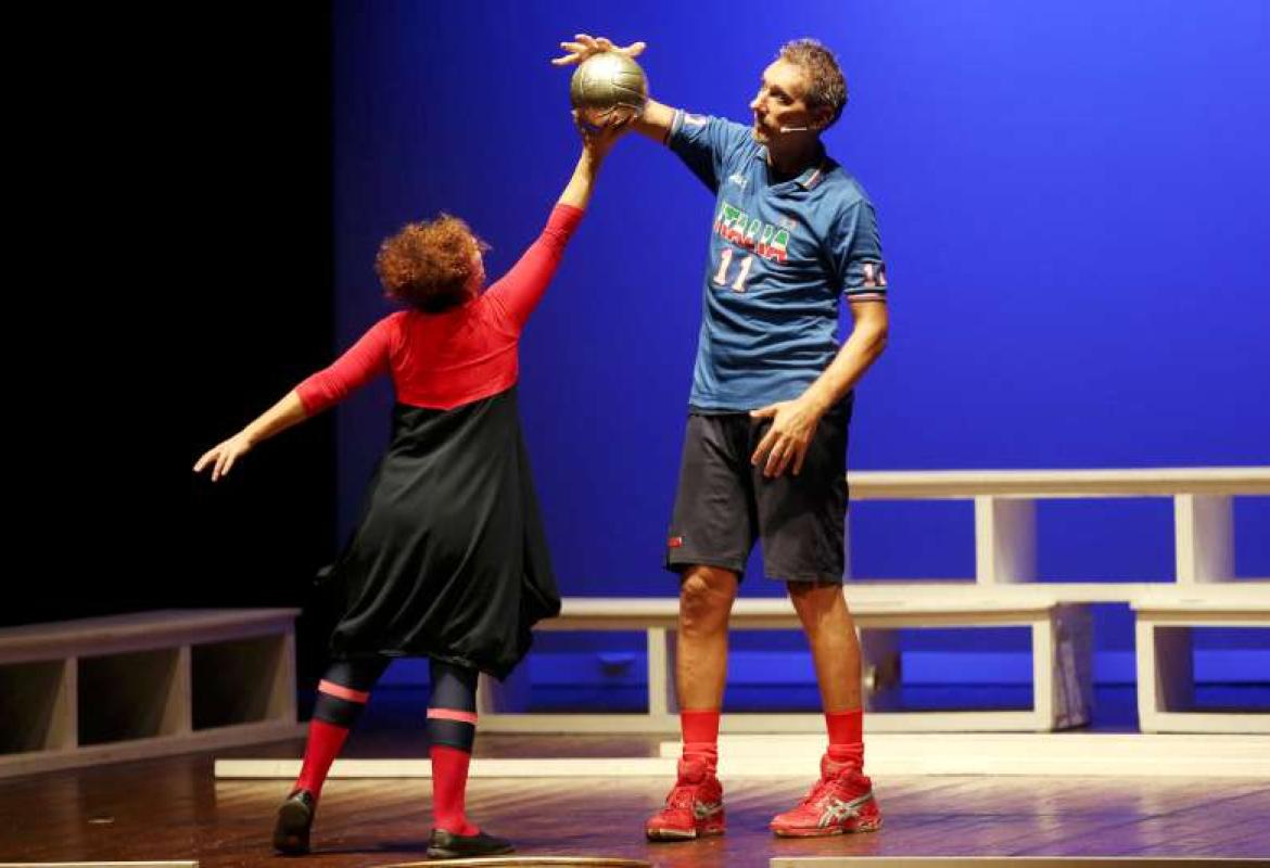 Andrea Zorzi in scena al Politeama con "La leggenda del pallavolista volante"