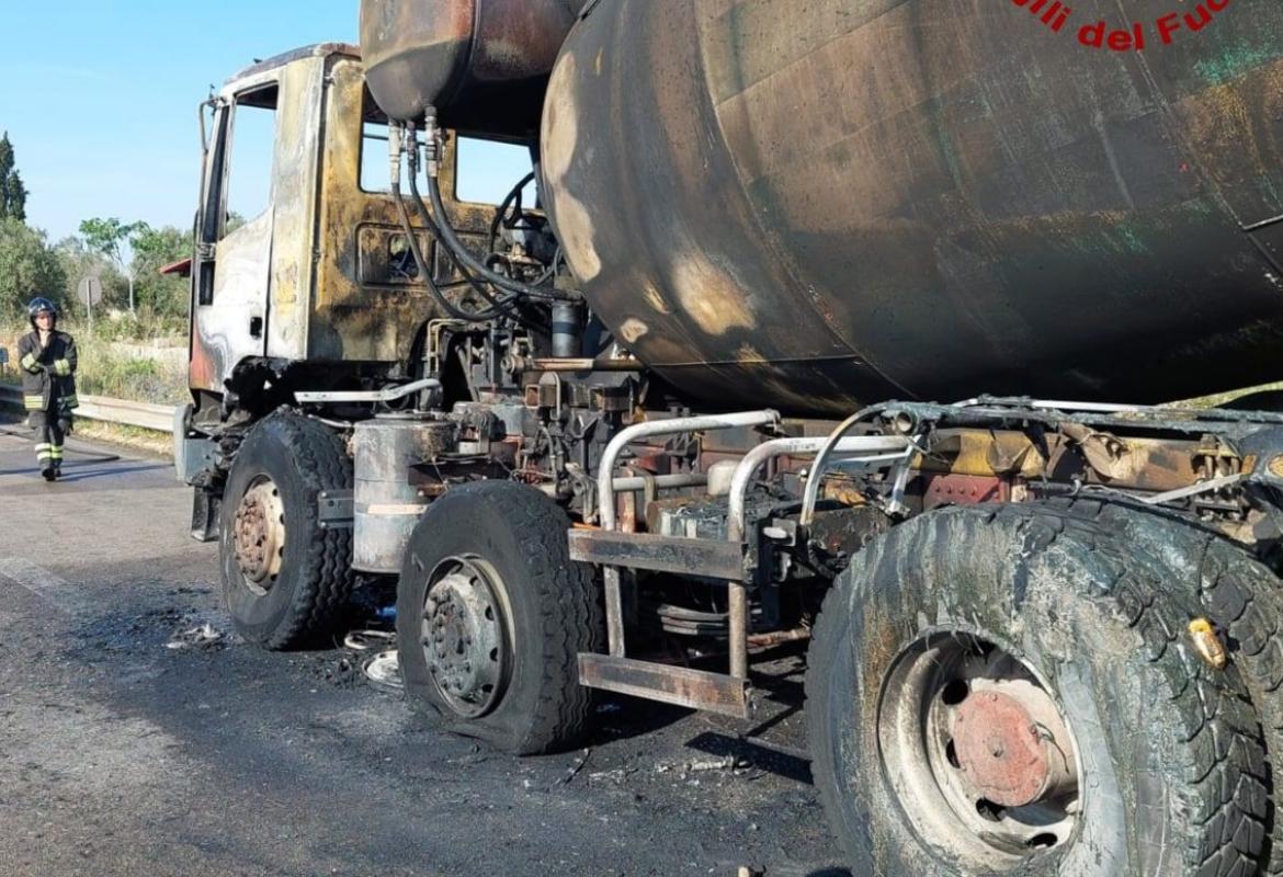 In fiamme un'autobetoniera sulla 101 nei pressi dello svincolo per Galatina Collemeto