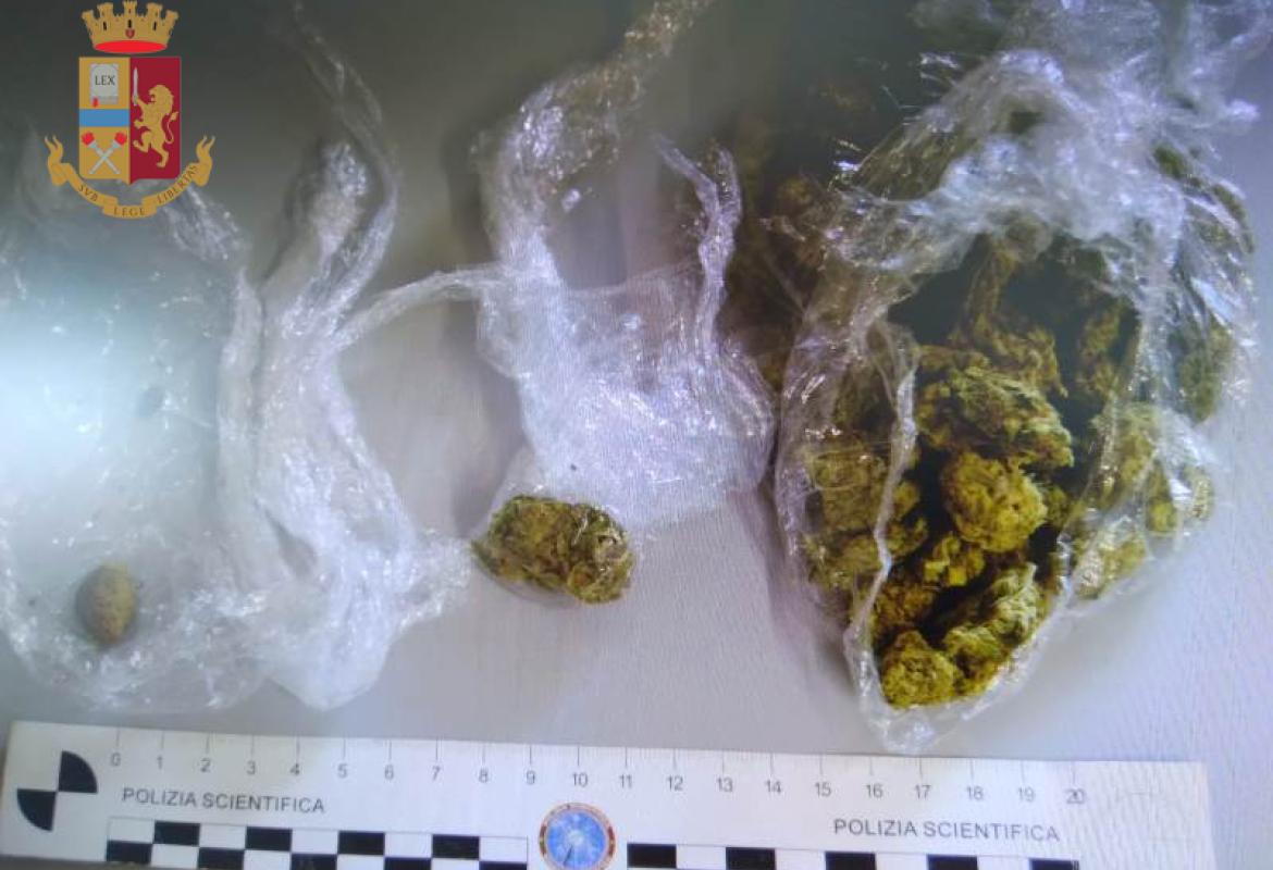 &quot;Erba&quot; fra i fusibili dell'auto. Nei guai una coppia di giovani in piazza Alighieri a Galatina