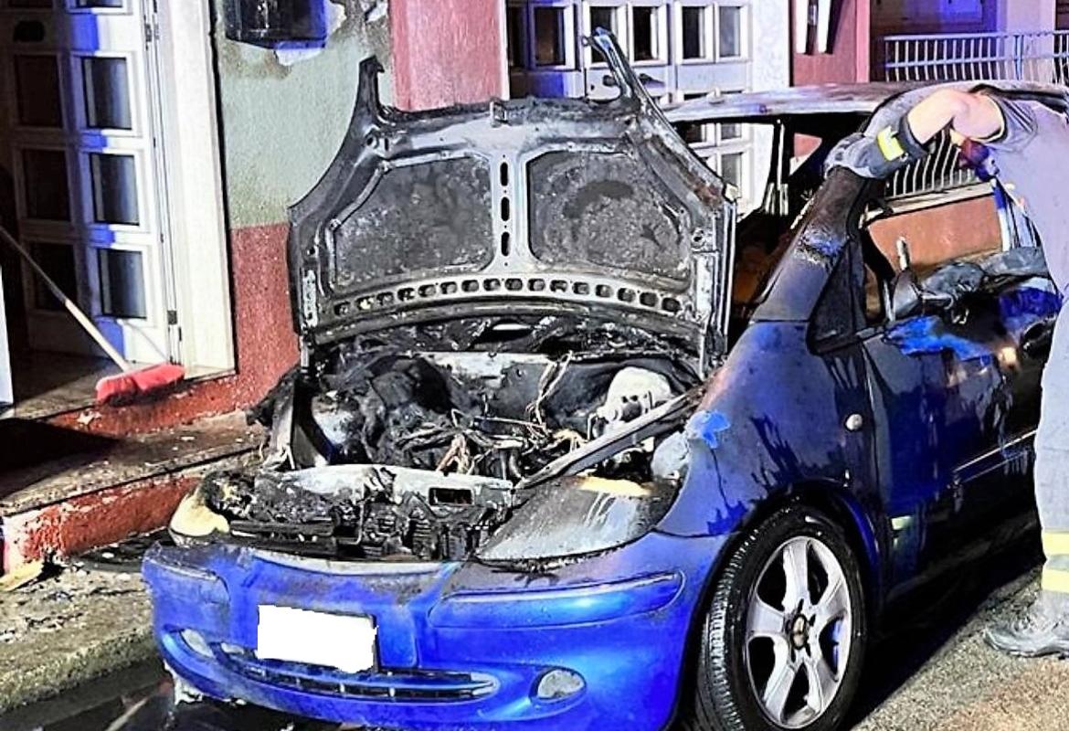 Auto incendiata nella notte a Collemeto