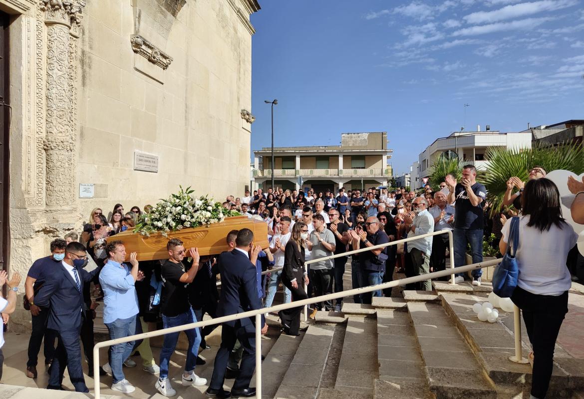 &quot;Buon viaggio, bomber&quot;. In centinaia per l'addio a Tony Vantaggiato