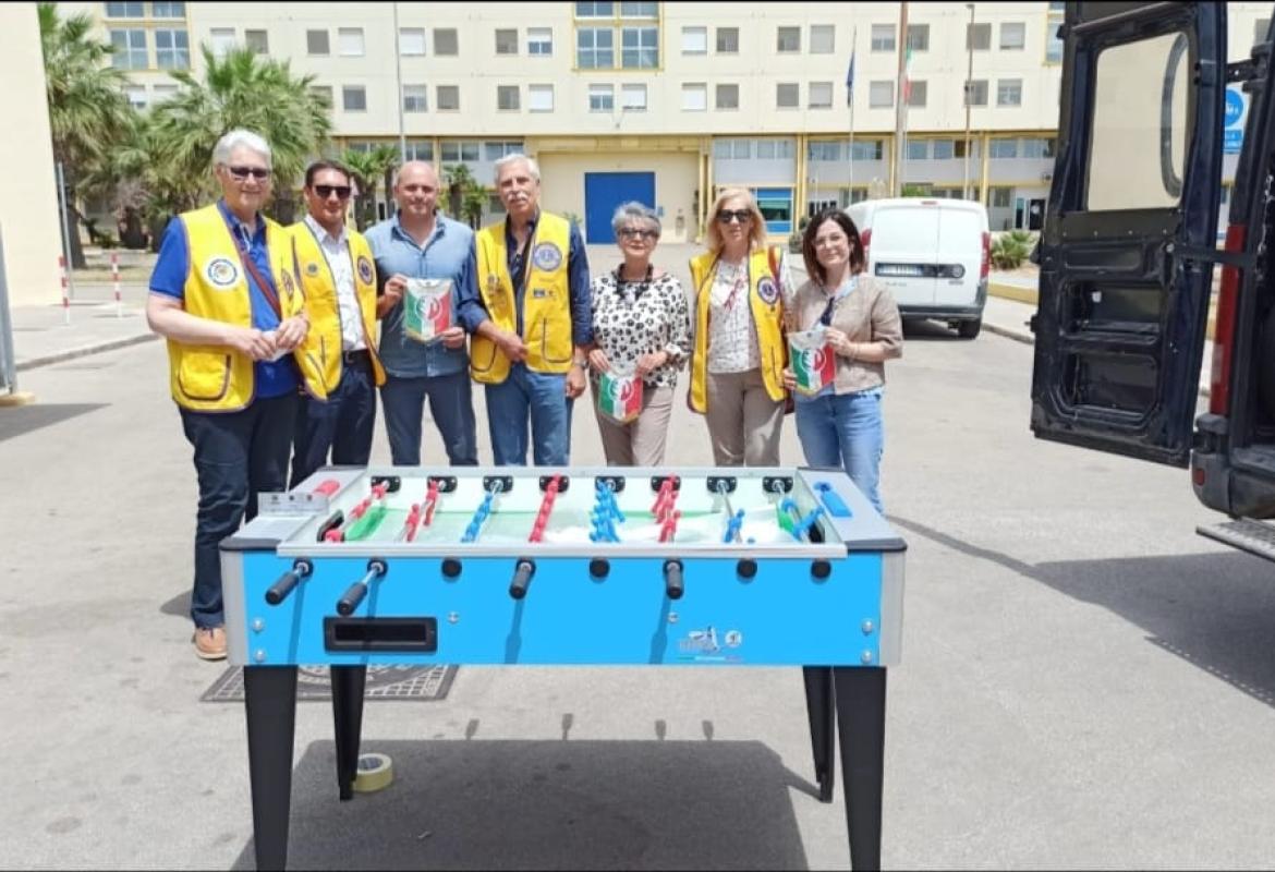 I Lions di Nardò donano un calciobalilla ai detenuti della Casa Circondariale di Lecce