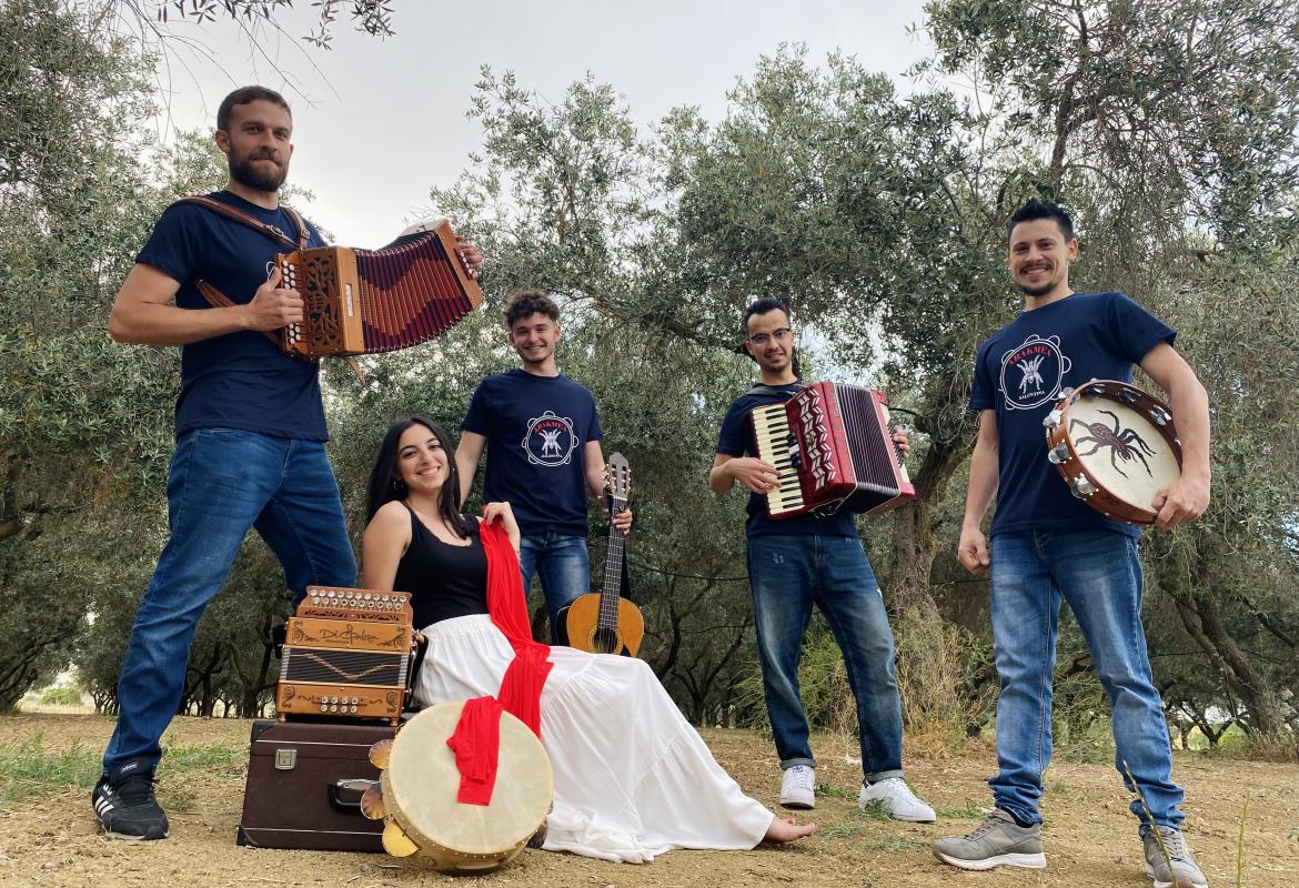Gli &quot;Arakmea Salentina&quot;, cinque amici che cantano, suonano, ballano, urlano, si muovono e ridono