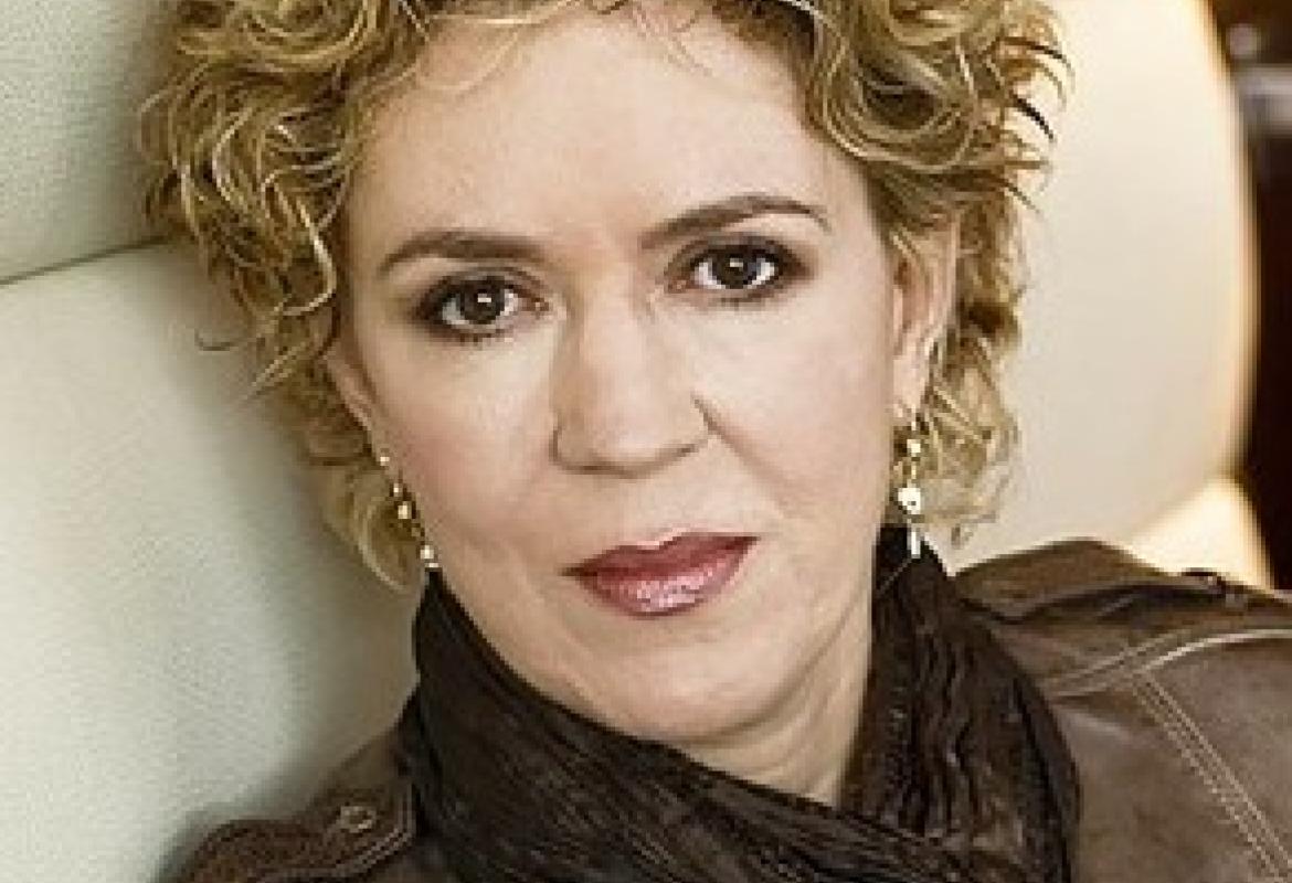 Petra Reski, "Lasciate quel lenzuolo appeso sull'Orologio!"