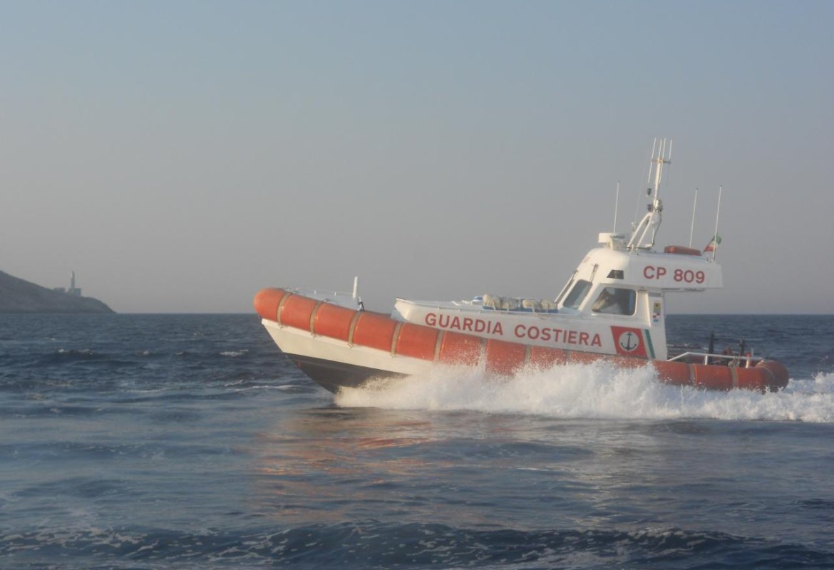 La tramontana spinge la barca verso gli scogli, interviene la Guardia Costiera di Otranto per rimorchiarla