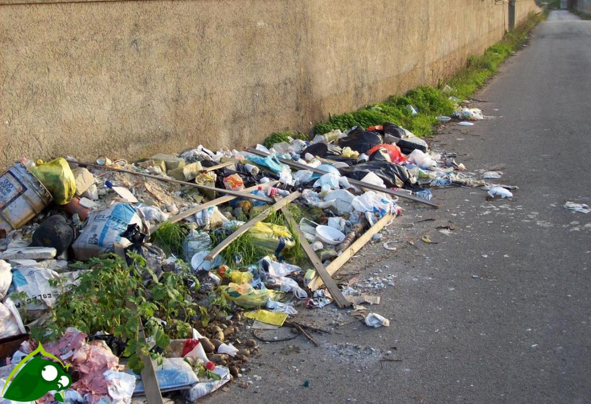 Rimozione di rifiuti abbandonati su aree pubbliche, la Regione Puglia stanzia 2 milioni di euro. Al via le domande dei comuni