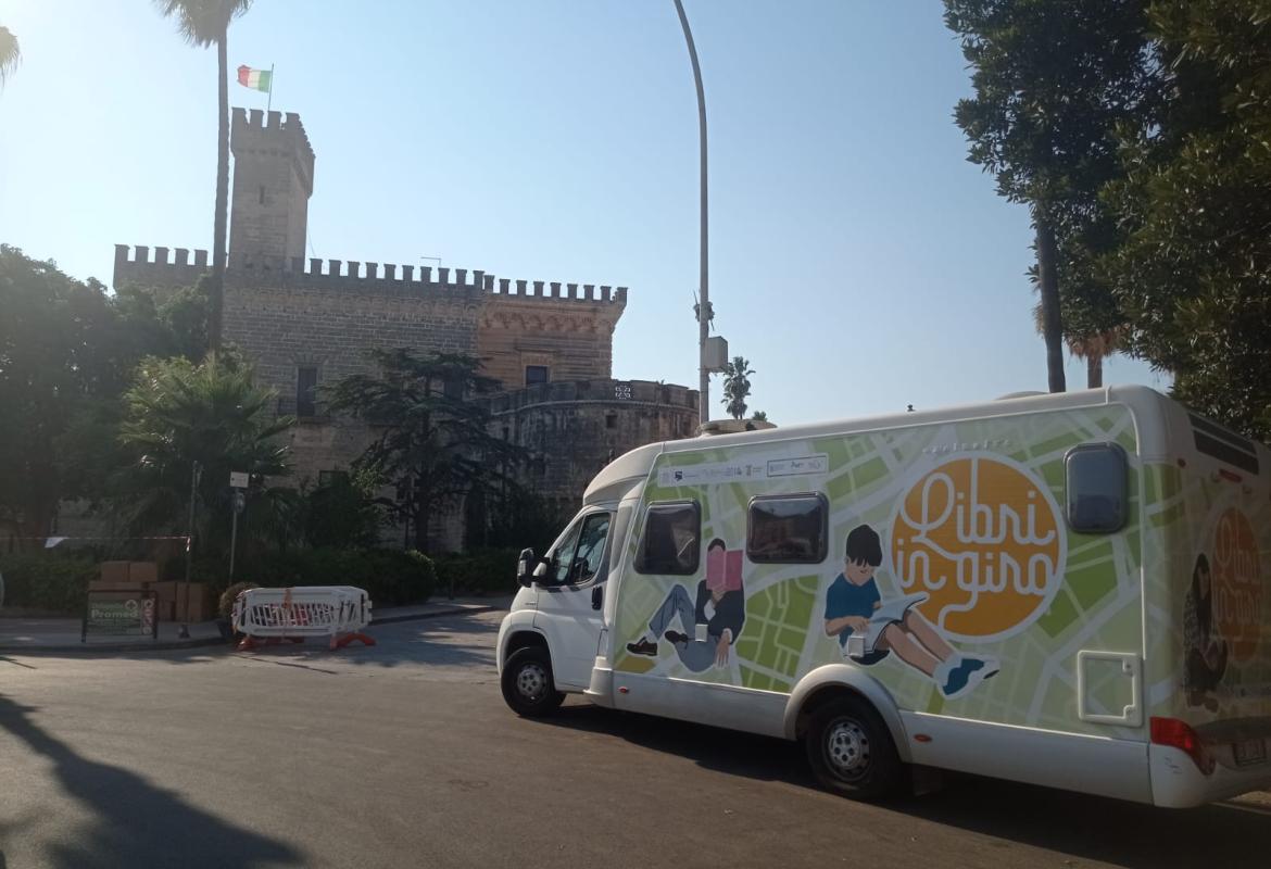A Galatina l’ApeBiblioCamper di LibrInGiro 