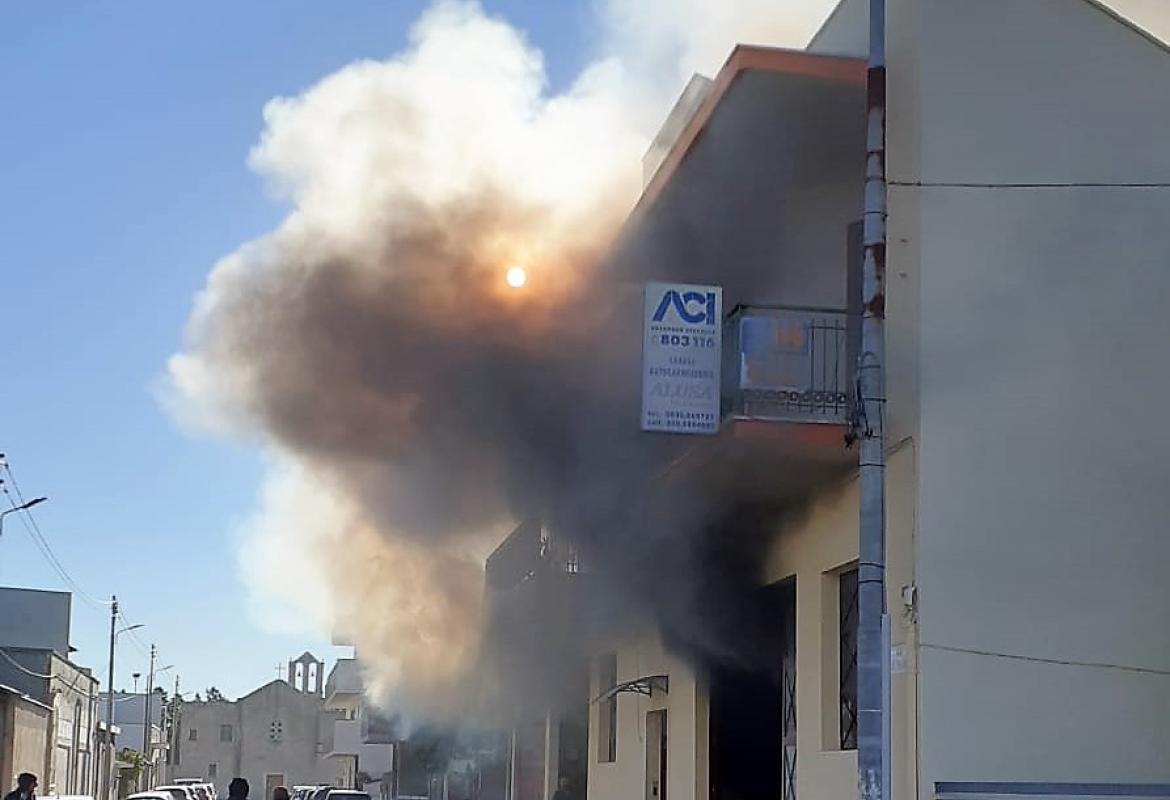 In fiamme un mezzo del soccorso Aci, paura in via dei Platani a Galatina