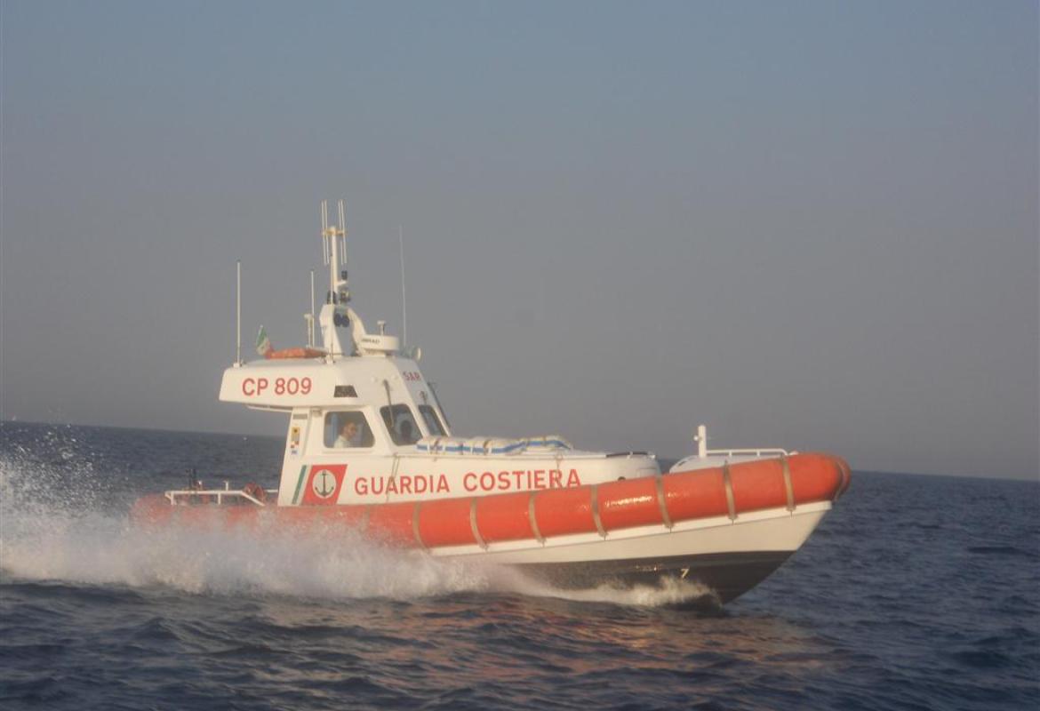 Paura a due miglia da Otranto, va a fuoco un '15 metri'. Salvati dalla Guardia Costiera gli 11 naviganti