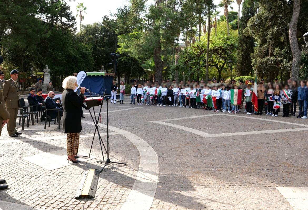 Alzabandiera degli studenti pugliesi con i militari della Brigata Pinerolo