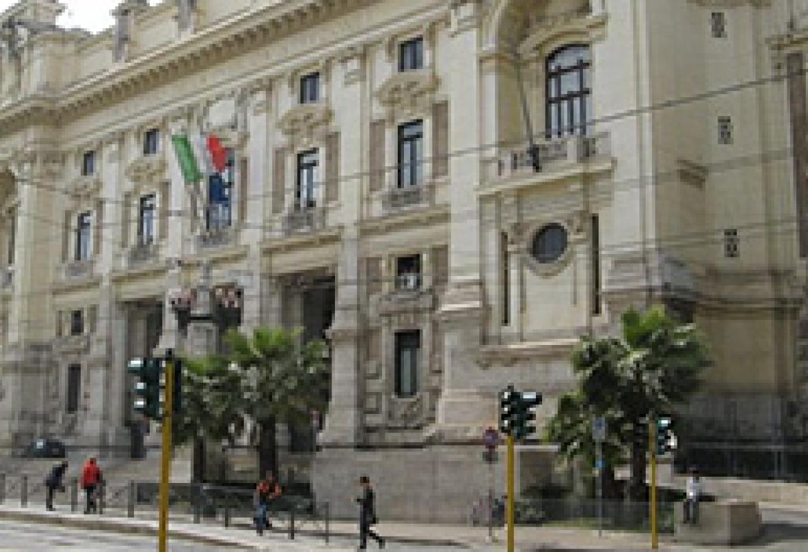 Studenti sparano ad una docente con una pistola ad aria compressa, il Ministro convoca la Preside