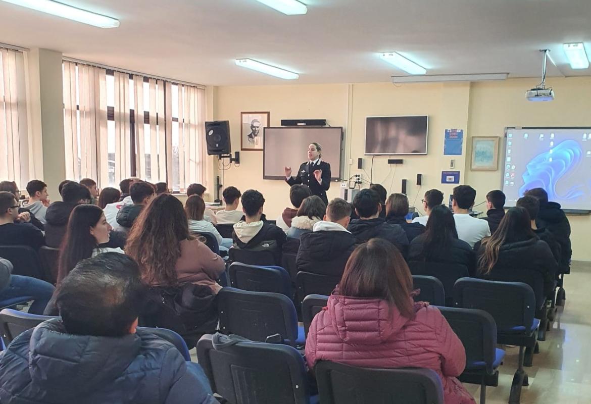 Il capitano Beatrice Casamassa ha incontrato gli studenti del Laporta-Falcone e Borsellino di Galatina