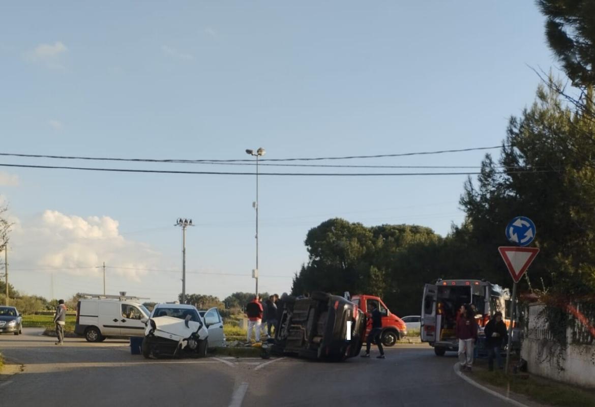 Un ferito trasportato al Fazzi dopo essere stato estratto dalla sua auto rovesciatasi in seguito all'impatto con un altro mezzo sulla Noha Aradeo