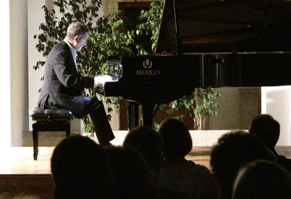 Il Chiostro incantato dalle note di Lo Cicero