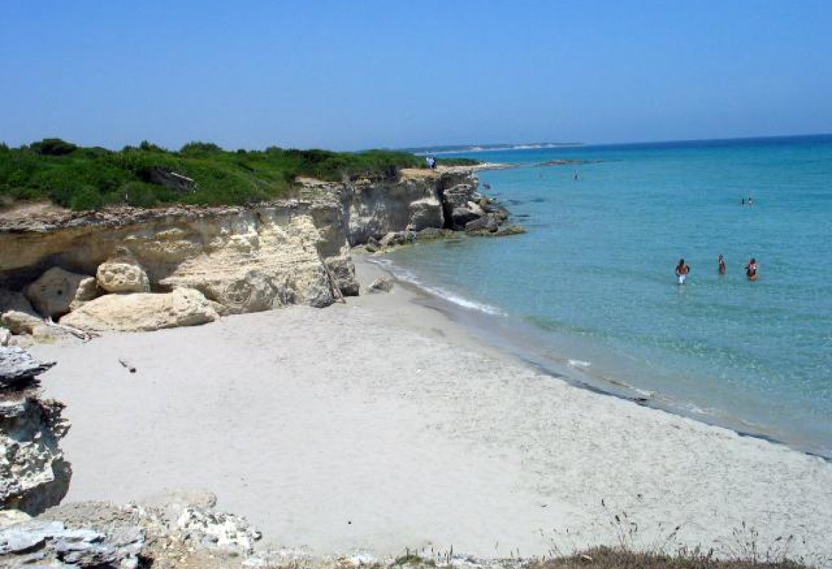 Travolta dal mare, muore bimba alla Baia dei Turchi