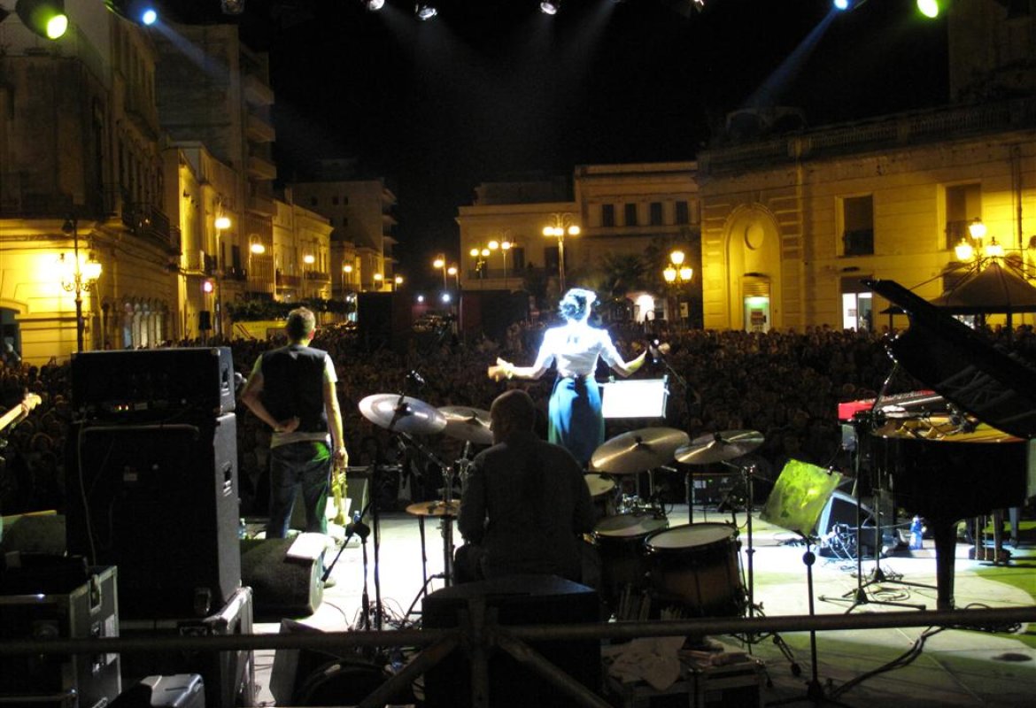 Esauriti i biglietti per Jannacci. Polemiche su certi politici che sgomitano per stare nelle prime file