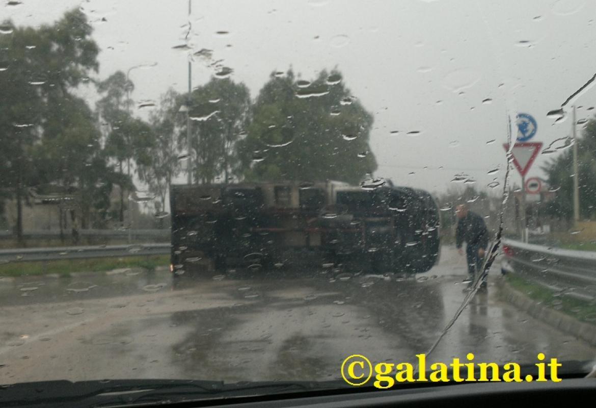 Un furgone si ribalta sulla via di Corigliano. Si aprono due buche in via Cesira pozzolini a Galatina
