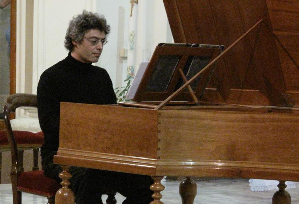 Il viaggio nel passato con il clavicembalo di Michele Benuzzi. 'I Concerti del Chiostro' riescono sempre a stupire